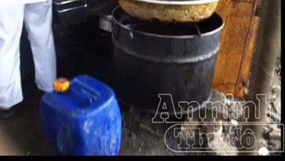 Cơ sở bẩn thỉu, nhân viên núp trong thùng xe tải để thái mỡ ảnh 4