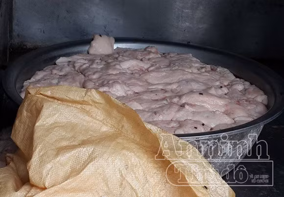 Cơ sở bẩn thỉu, nhân viên núp trong thùng xe tải để thái mỡ ảnh 6