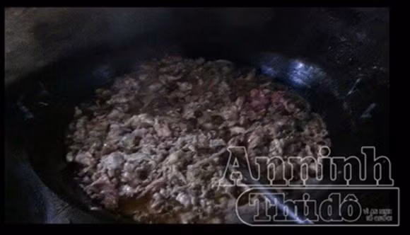 Cơ sở bẩn thỉu, nhân viên núp trong thùng xe tải để thái mỡ ảnh 1