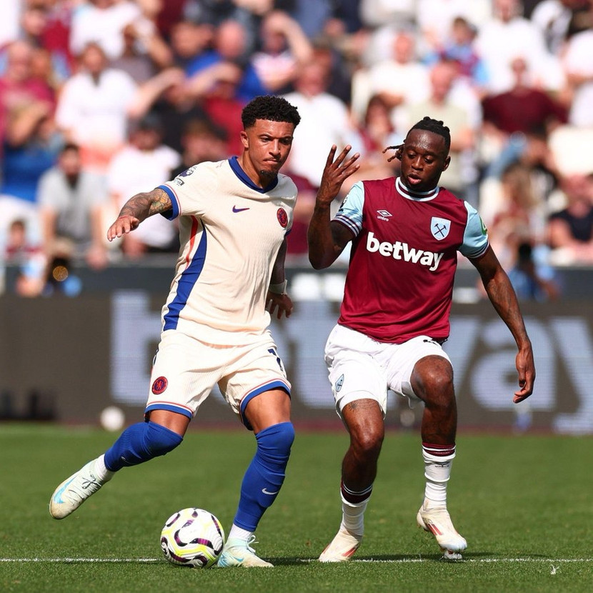 Sancho ở trận gặp West Ham, được theo kèm bởi đồng đội cũ Wan-Bissaka ở MU