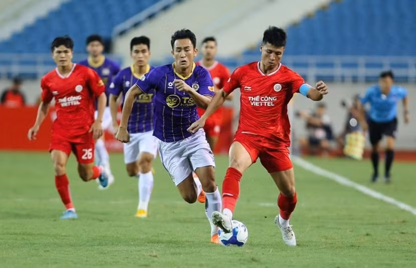 Thể Công Viettel (đỏ) và Hà Nội FC không tìm được bàn thắng trong hiệp 1