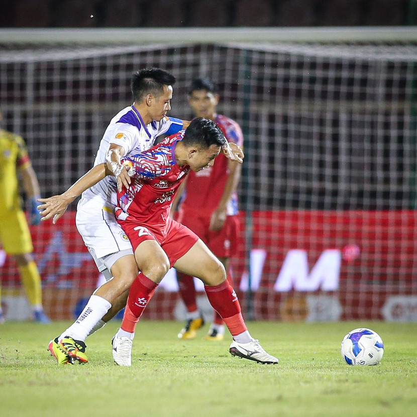 10 thẻ vàng và 2 thẻ đỏ xuất hiện ở trận TP HCM vs Hà Nội