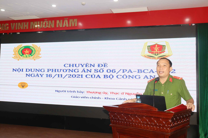 Thượng úy Nguyễn Văn Hùng, giảng viên Trường Cao đẳng Cảnh sát nhân dân 1 hướng dẫn thực hành tình huống theo Phương án số 06