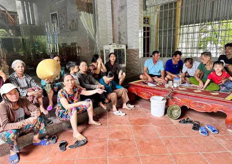 Hàng trăm người mất 20 tỷ đồng do chủ hụi tuyên bố vỡ nợ. Hàng trăm người mất 20 tỷ đồng do chủ hụi tuyên bố vỡ nợ.