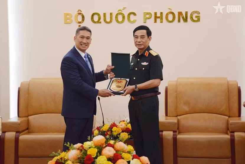 dai-tuong-phan-van-giang-trao-qua-luu-niem-tang-quyen-bo-truong-bo-hai-quan-hoa-ky.jpg