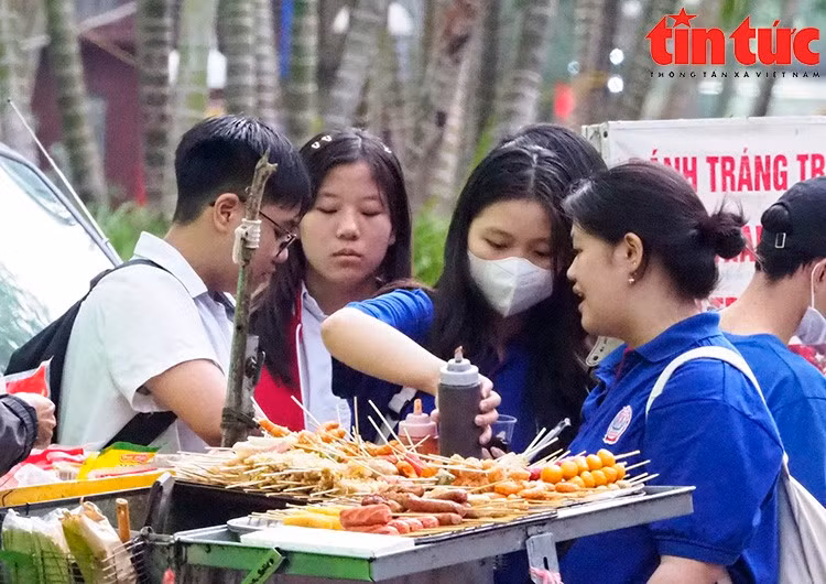 cac-hang-qua-vat-cong-truong-luon-la-noi-thu-hut-cac-co-caui-hoc-tro.jpg