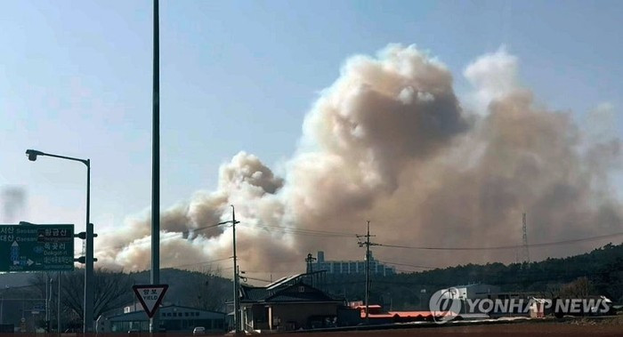 Chiều 21/2/2026, một vụ cháy rừng đã bùng phát gần Daejuk-ri, Daejuk-eup, Seosan-si, Chungcheongnam-do, và khói đang bốc lên nghi ngút. Ảnh: Yonhap News
