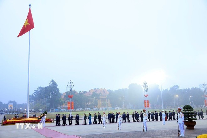 Các đại biểu vào Lăng viếng Chủ tịch Hồ Chí Minh