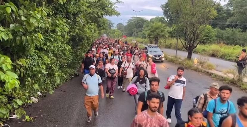 dong-nguoi-di-cu-dang-tren-duong-den-bien-gioi-my-mexico.jpg