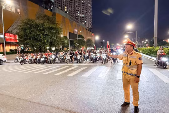 Trắng đêm giữ trọn niềm vui chiến thắng cho người hâm mộ bóng đá Thủ đô