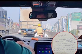 CSGT Hà Nội mở đường khẩn cấp, hỗ trợ xe chở sản phụ đến bệnh viện an toàn