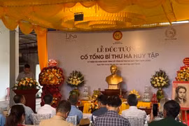 Hoàn thiện tác phẩm tượng đồng Cố Tổng Bí thư Hà Huy Tập 