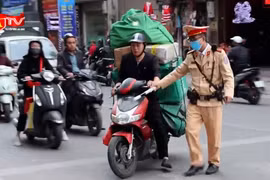 Camera AI "soi" shipper che biển số "né" phạt nguội