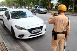Hà Nội quyết liệt xử lý phương tiện dừng đỗ sai quy định gây ùn tắc