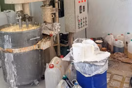 Công an Hà Nội khởi tố 2 đối tượng sản xuất, buôn bán thuốc Đông y giả