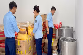 Tạm giữ gần 3,5 tấn kem dưỡng trắng da không có Phiếu công bố sản phẩm mỹ phẩm | ATV ngày 6/8/2026