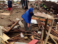[Ảnh] Cận cảnh hiện trường tan hoang do sóng thần tấn công ở Indonesia