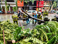 [ẢNH] Công an Hà Nội căng mình khắc phục hậu quả mưa bão