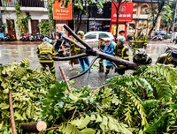 [ẢNH] Công an Hà Nội căng mình khắc phục hậu quả mưa bão