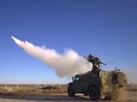 [ẢNH] Xe Nga vừa đi vừa phóng tên lửa, xé nát máy bay không người lái