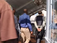 Cô gái mời hàng trăm người vô gia cư đến dự tiệc, ngay sau khi huỷ hôn