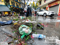 [ẢNH] Trời mưa, tiểu thương vứt bỏ đào quất, đường phố ngập xác hoa...