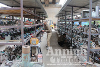 Cận cảnh chợ đồ cũ ở dưới chân cầu Thăng Long