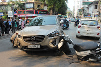 Hà Nội: Tài xế Mazda CX5 vượt đèn đỏ đâm vào 5 phương tiện khác