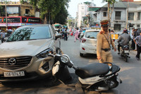 Hà Nội: Tài xế Mazda CX5 vượt đèn đỏ đâm vào 5 phương tiện khác