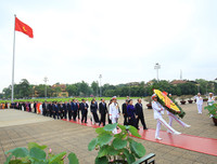 Đại biểu Quốc hội viếng Chủ tịch Hồ Chí Minh trước khai mạc Kỳ họp thứ 7 Quốc hội khóa XIV