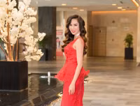 Á hậu Tố Uyên diện váy xẻ bạo đầy gợi cảm