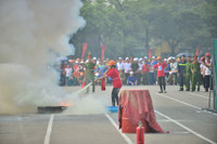 Gia đình phối hợp trình diễn kỹ năng phòng cháy, chữa cháy