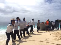 Vượt sóng dữ, kéo xuồng ở đảo An Bang