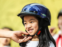 [ẢNH] 1.000 học sinh tiểu học thích thú được CSGT Hà Nội dạy đội mũ bảo hiểm đúng cách