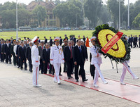 Đại biểu dự Đại hội đại biểu toàn quốc MTTQ Việt Nam viếng Lăng Bác