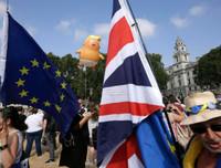 [ẢNH] Hàng chục nghìn người biểu tình chống ông Trump tại Anh