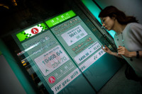 Lo ngại FED tiếp tục tăng lãi suất, chứng khoán toàn cầu chuyển động trái chiều