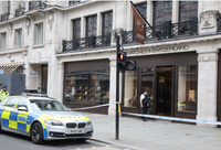 Cướp cửa hàng đồ hiệu giữa ban ngày tại London, Anh