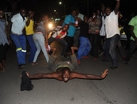 Chùm ảnh dân Zimbabwe nhảy múa trên phố sau khi Tổng thống từ chức