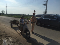 Con chưa đủ tuổi, không có giấy phép lái xe vẫn được mẹ 'nhờ' chở đi khắp nơi