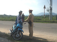 Con chưa đủ tuổi, không có giấy phép lái xe vẫn được mẹ 'nhờ' chở đi khắp nơi