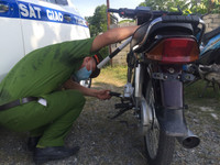 Con chưa đủ tuổi, không có giấy phép lái xe vẫn được mẹ 'nhờ' chở đi khắp nơi