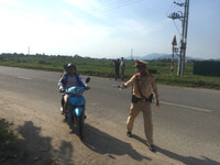 Con chưa đủ tuổi, không có giấy phép lái xe vẫn được mẹ 'nhờ' chở đi khắp nơi