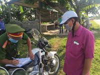 Con chưa đủ tuổi, không có giấy phép lái xe vẫn được mẹ 'nhờ' chở đi khắp nơi