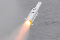 [ẢNH] Tàu sân bay Mỹ phóng tên lửa xé toạc hai tên lửa chống hạm cùng lúc