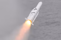 [ẢNH] Tàu sân bay Mỹ phóng tên lửa xé toạc hai tên lửa chống hạm cùng lúc