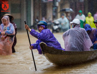 Mưa lũ, người dân Huế bơi thuyền giữa đường