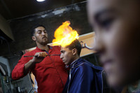 Mạo hiểm với chiêu cắt tóc bằng lửa độc đáo