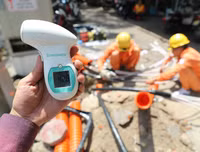 Người lao động mưu sinh giữa nắng nóng