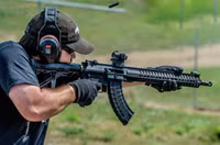 Siêu súng kết hợp giữa hai khẩu súng trường nổi tiếng nhất thế giói AK-47 của Nga và M-16 của Mỹ